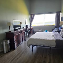 Concerts! Lake Winni Views! Kitchen! Pool! Hot Tub!