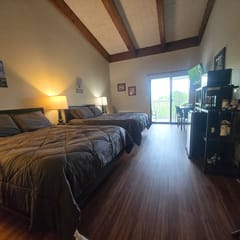 Cedar Lodge Room-Private Balcony Close to Weirs!