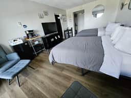 Lake View Cedar Lodge Room w/ Private Balcony - Image 3