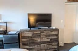 Cute Lower Level Cedar Lodge Room with Balcony & Lake Views! - Image 5