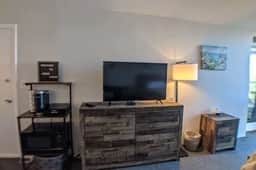 Cute Cedar Lodge Studio with Balcony & Lake Views! - Image 4