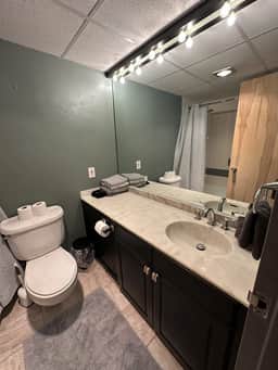 Charming Cedar Lodge Room close to Weirs - Image 3