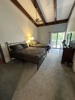Charming Cedar Lodge Room close to Weirs - Image 2