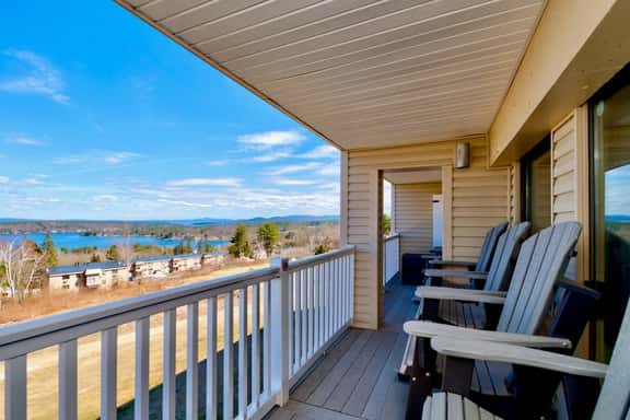 Spacious 2 Bedroom 2 Bath Lake View Condo - Image 1