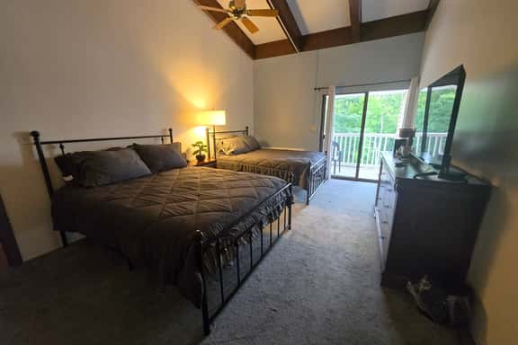 Charming Cedar Lodge Room close to Weirs - Image 1