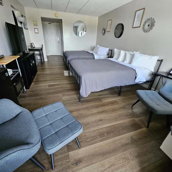 Lake View Cedar Lodge Room w/ Private Balcony - Image 1