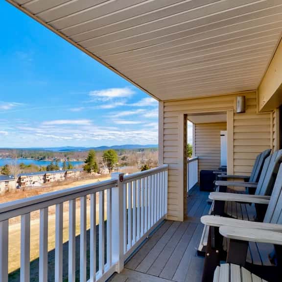 Spacious 2 Bedroom 2 Bath Lake View Condo - Image 1
