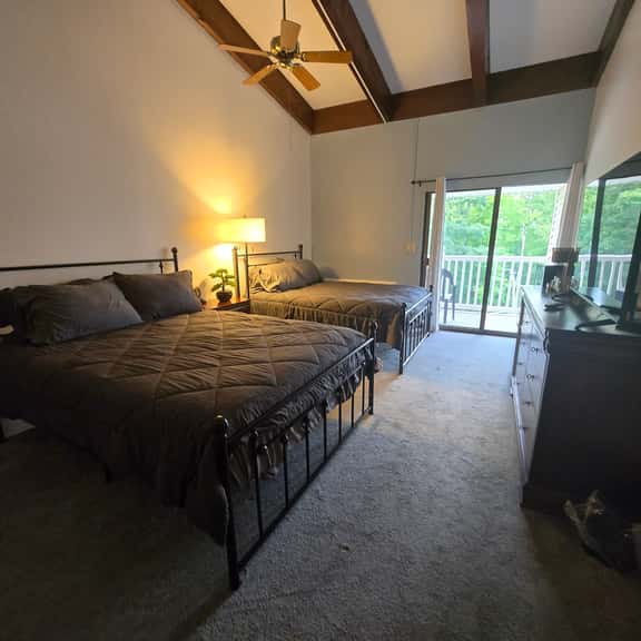 Charming Cedar Lodge Room close to Weirs - Image 1
