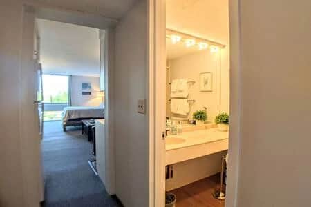 Cute Cedar Lodge Studio with Balcony & Lake Views! - Image 3