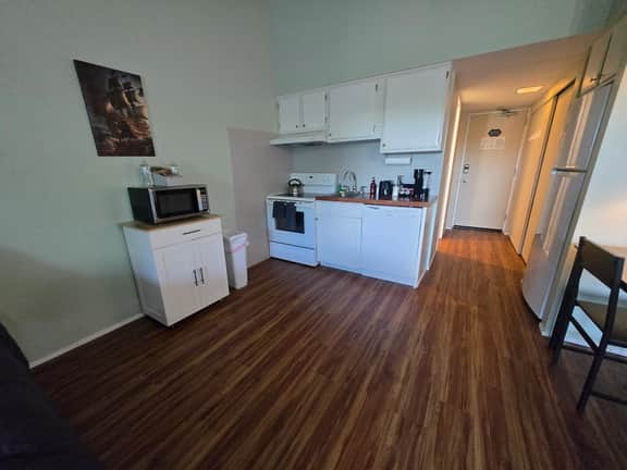 Cedar Lodge Condo Balcony and Full Kitchen - Image 2
