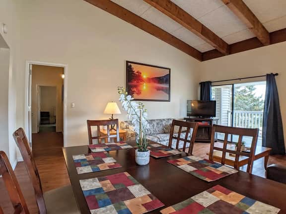 Spacious Cedar Lodge Condo with Private Balcony - Image 2