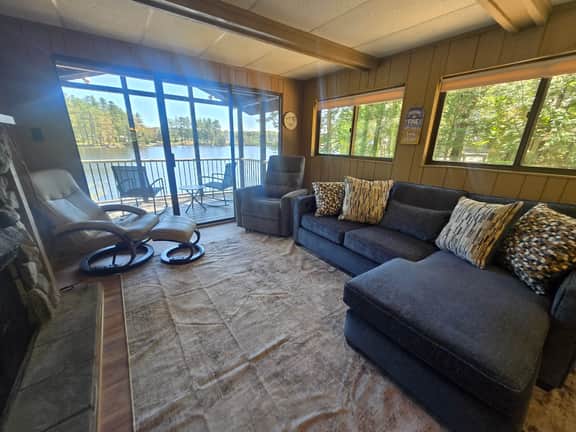 Serene Lakeside Retreat on Lake Winnipesaukee - Image 2