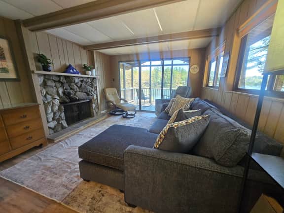Serene Lakeside Retreat on Lake Winnipesaukee - Image 3