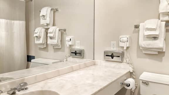 Cedar Lodge Room 2 Queen Beds & Private Balcony - Image 4