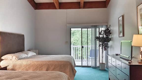 Cedar Lodge Room 2 Queen Beds & Private Balcony - Image 2