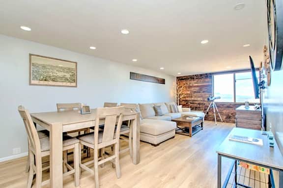 Spacious 2 Bedroom 2 Bath Lake View Condo - Image 5