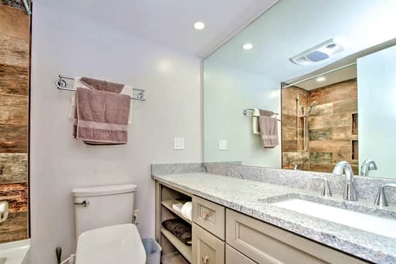 Adorable Cedar Lodge Room w/ Lake Views! - Image 5