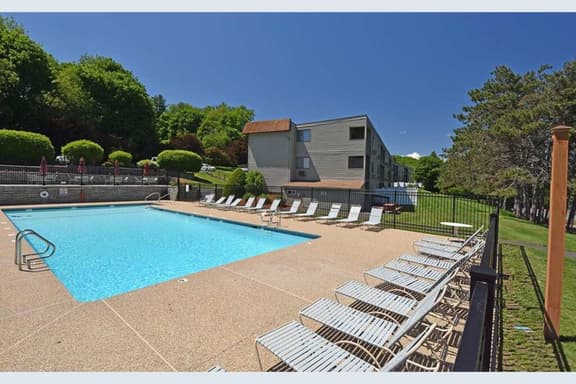 Spacious 2 Bdrm Condo Walking distance to Weirs Beach!! - Image 1