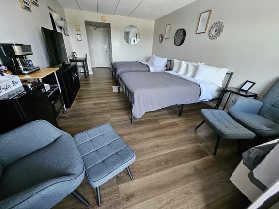 Lake View Cedar Lodge Room w/ Private Balcony - Image 1