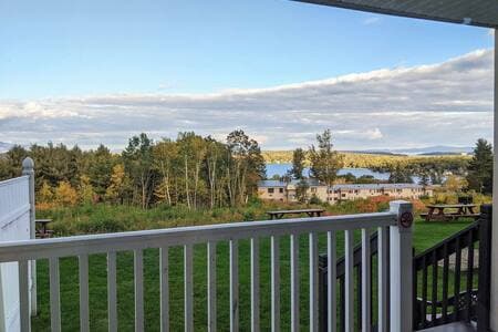 Cute Lower Level Cedar Lodge Room with Balcony & Lake Views! - Image 1