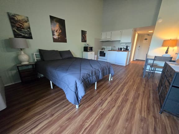 Cedar Lodge Condo Balcony and Full Kitchen - Image 1