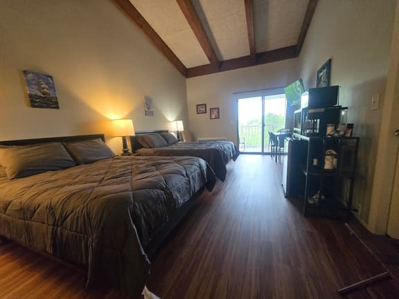Cedar Lodge Room-Private Balcony Close to Weirs! - Image 1