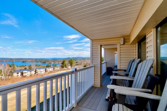 Spacious 2 Bedroom 2 Bath Lake View Condo - Image 1