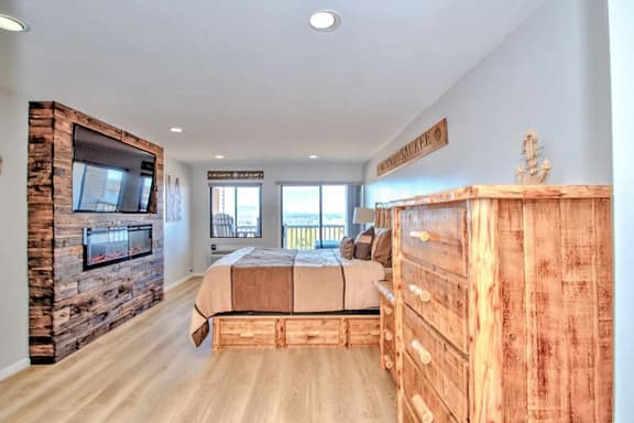 Adorable Cedar Lodge Room w/ Lake Views! - Image 1