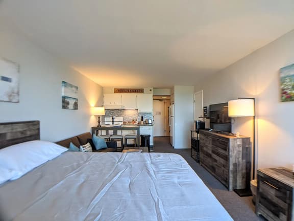 Cute 2 Bdrm 2 bth Cedar Lodge Condo - Lake Views! - Image 1
