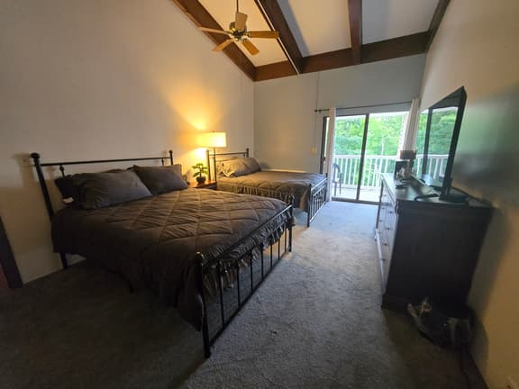 Charming Cedar Lodge Room close to Weirs - Image 1
